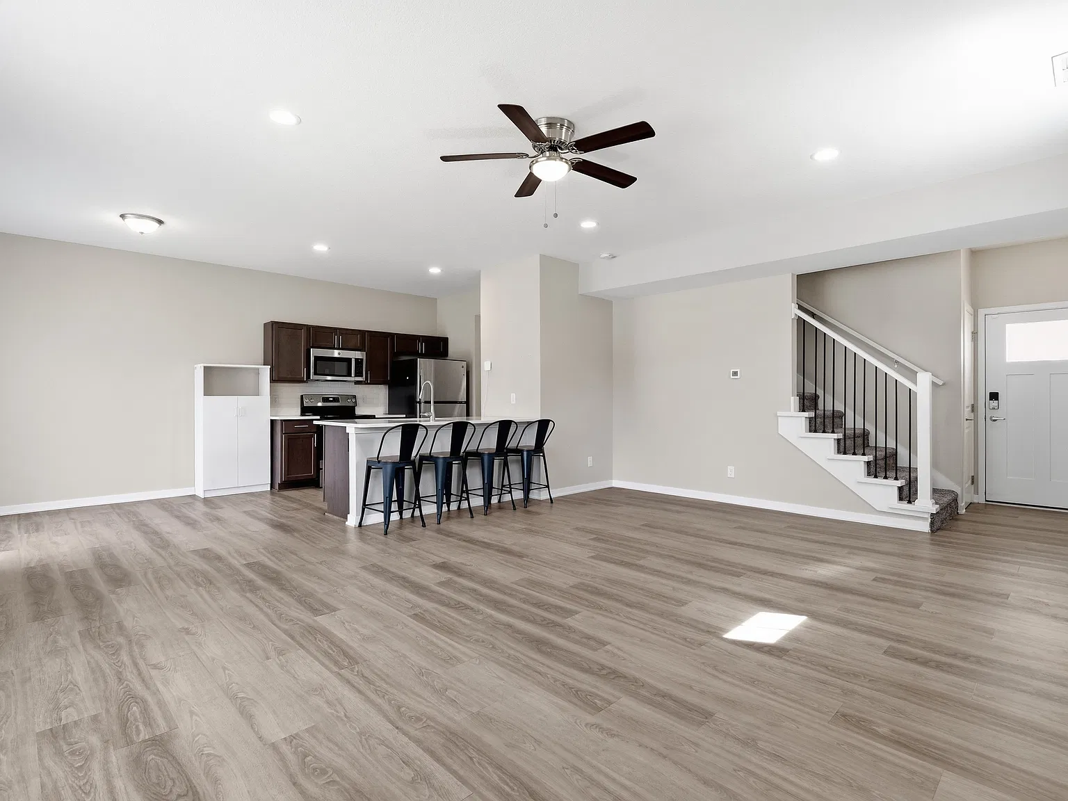 3 bed, 2.5 bath, 1617 sqft, $1,700 — Photo 2