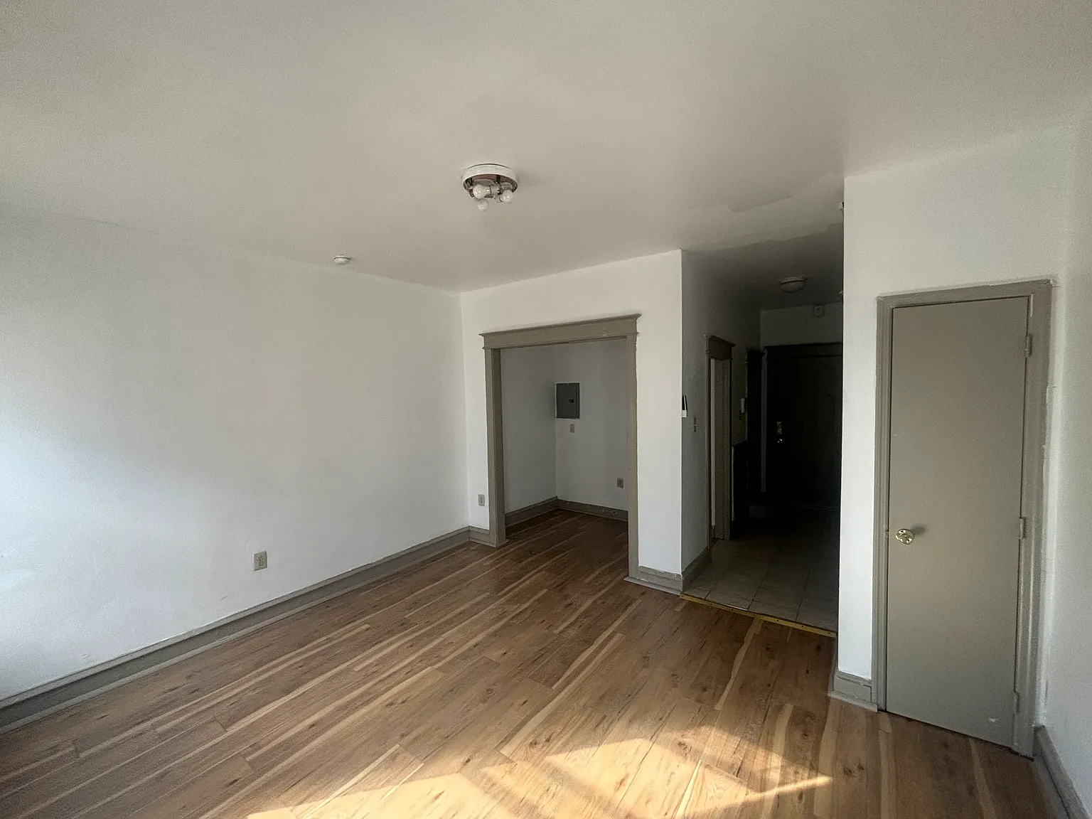 Studio, 400 sqft, $895 — Photo 3