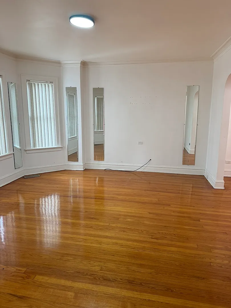 3 bed, 1.0 bath, 1100 sqft, $2,050 — Photo 2