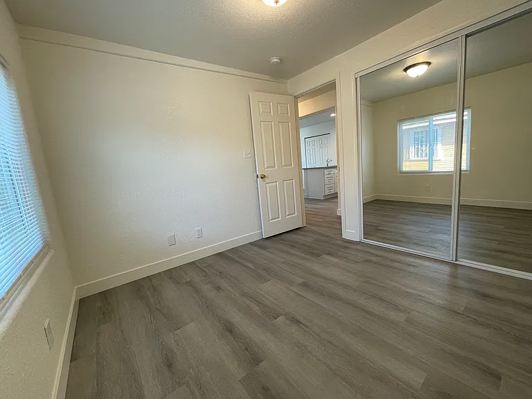 1823 Gardenia Ave #B — Photo 18