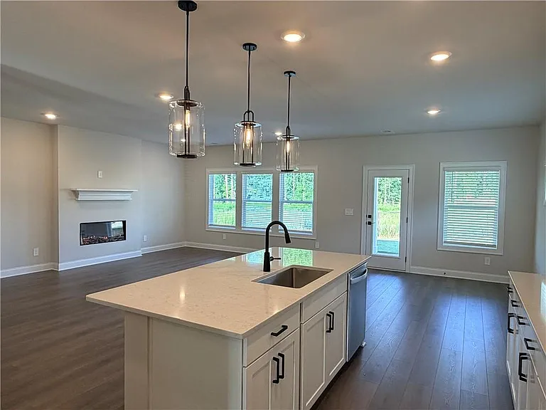 2838 Sweet Red Cir — Photo 4