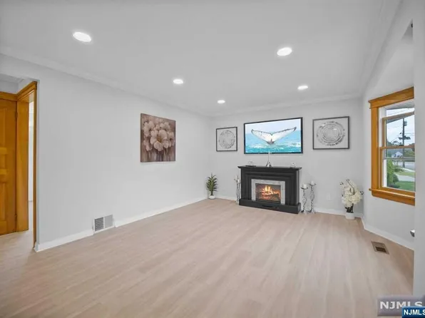 22 Spring Hill Rd, Clifton, NJ 07013