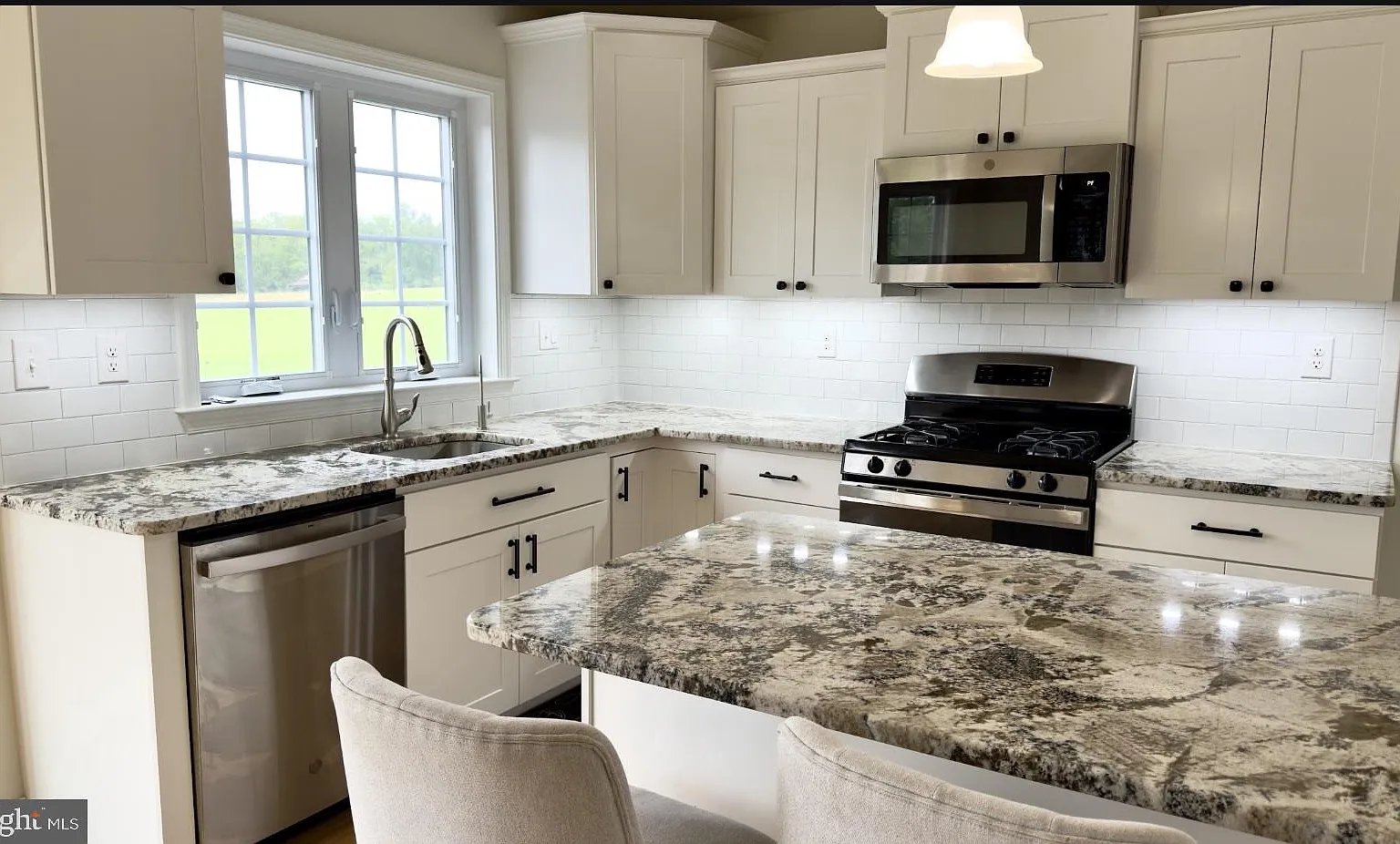 4 bed, 2.5 bath, 2790 sqft, $3,600 — Photo 3