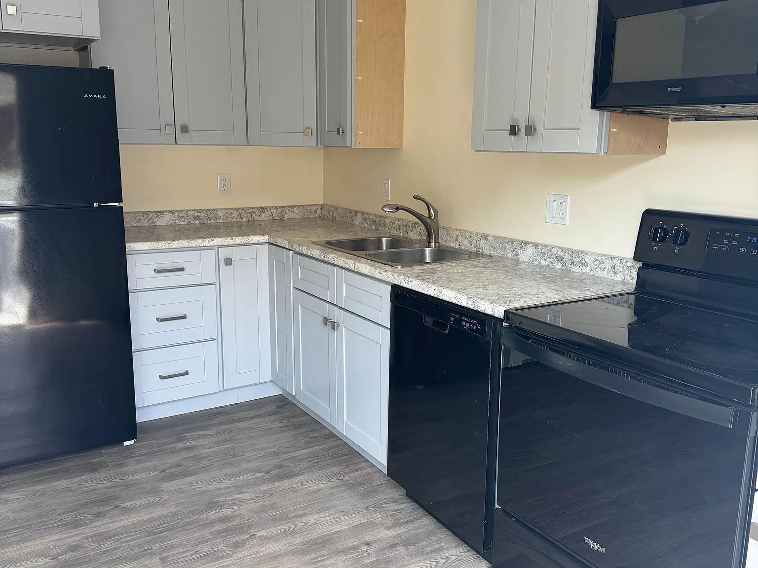 2 bed, 1.5 bath, 925 sqft, $2,050 — Photo 3