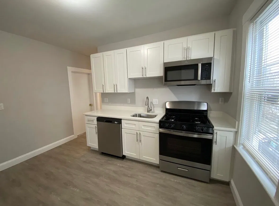 3 bed, 1160 sqft, $3,400 — Photo 2