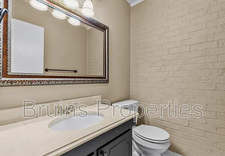 1825 Johnson St E #1 — Photo 8