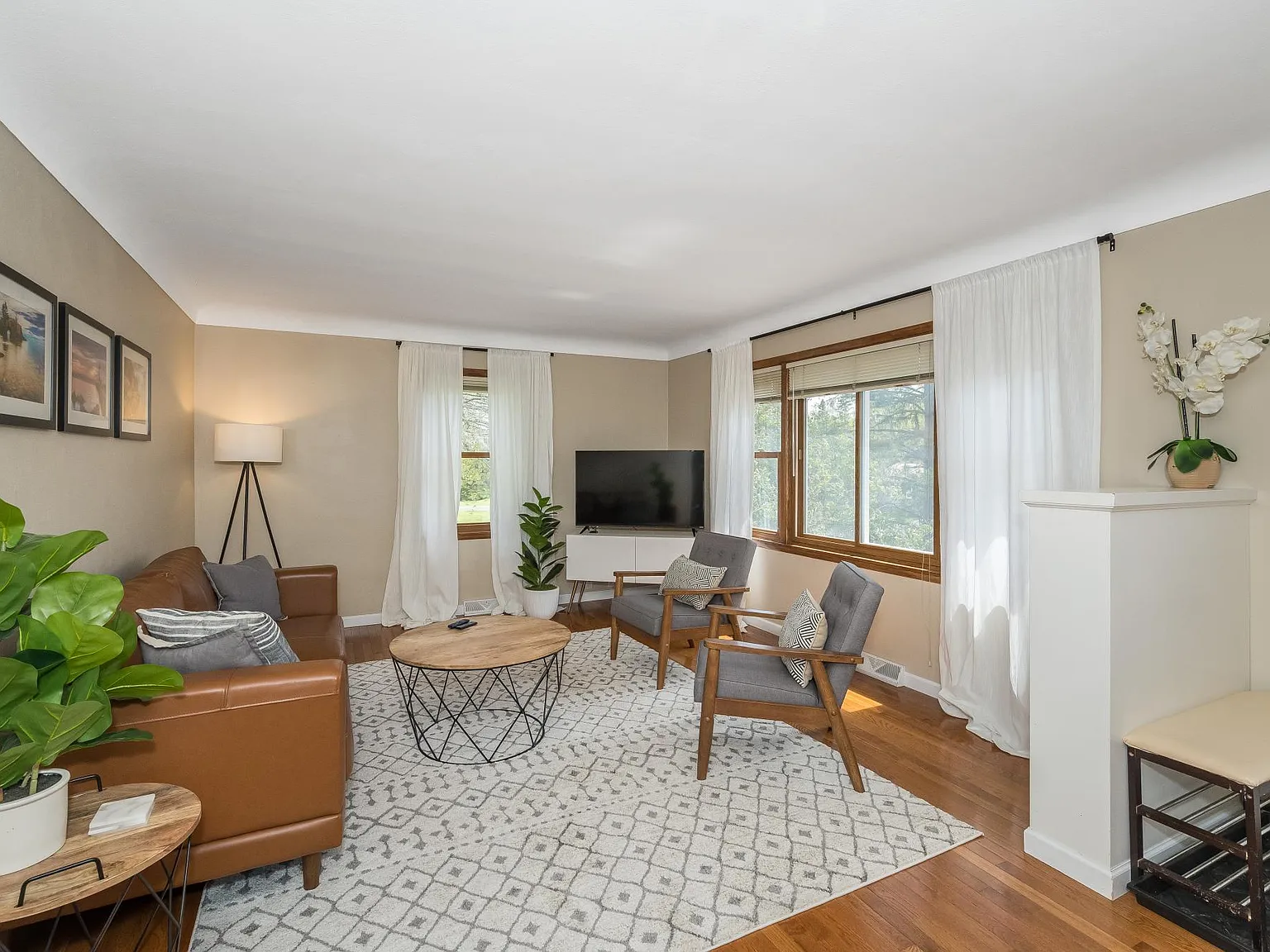 3 bed, 1326 sqft, $2,400 — Photo 1