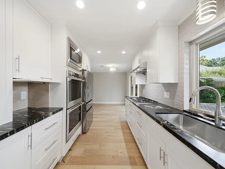 14110 Barryknoll Ln — Photo 24