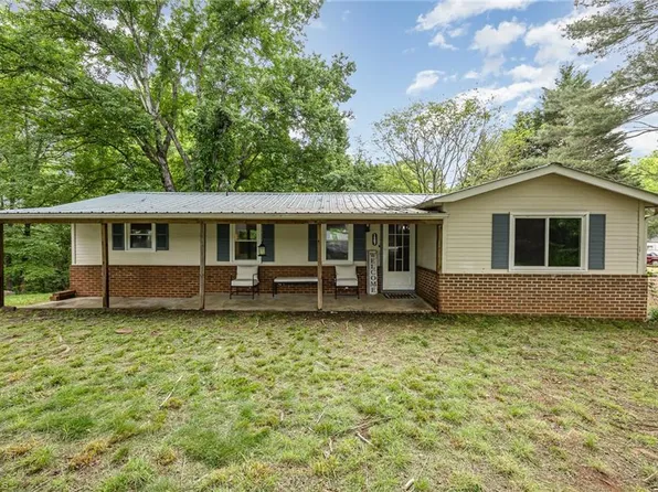 1507 Green Meadow Dr, Yadkinville, NC 27055