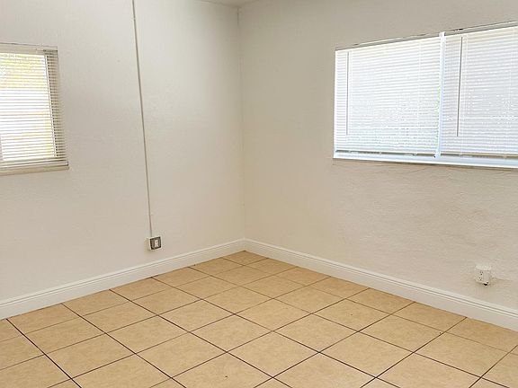 5th image of 1960 SW 41st Ave #6A