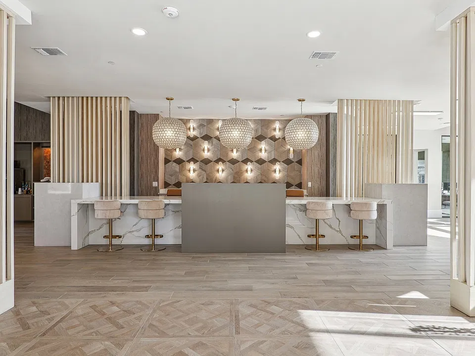 Lavella Modern Bar
