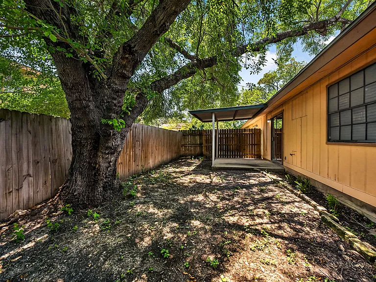 208 Bexar Dr — Photo 30