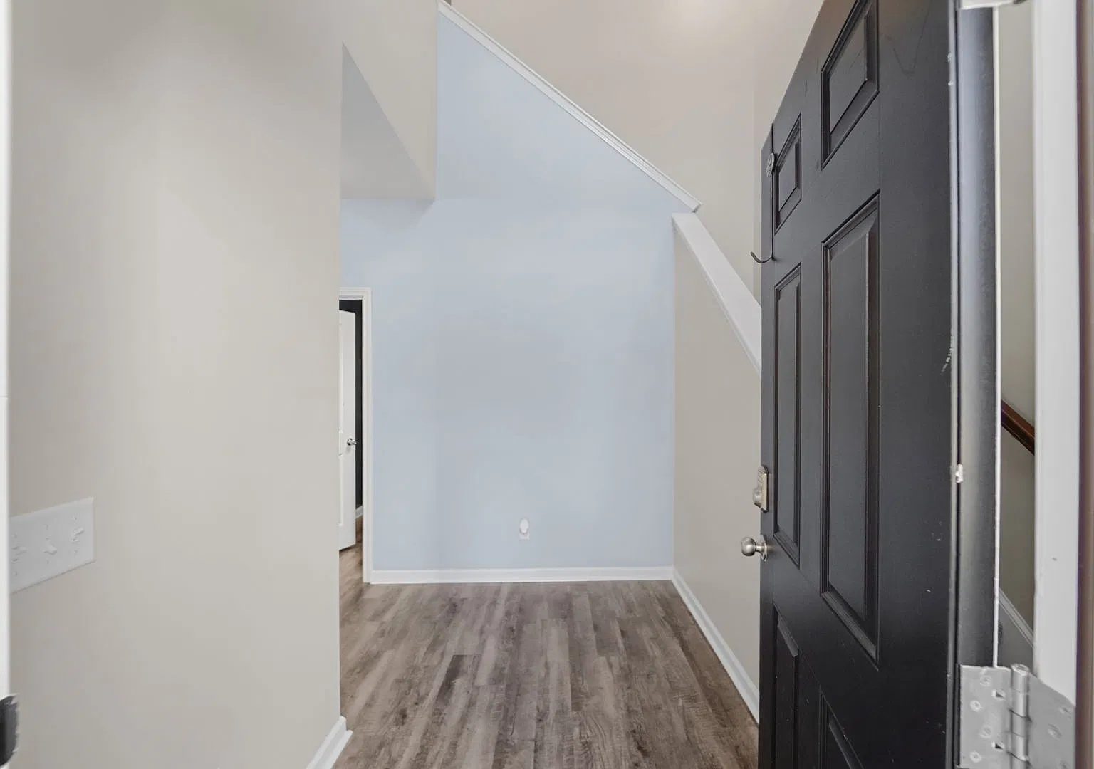 Spacious 4BR Townhome with Main-Level Primary Suite & Loft in Richmond Hill — Photo 4
