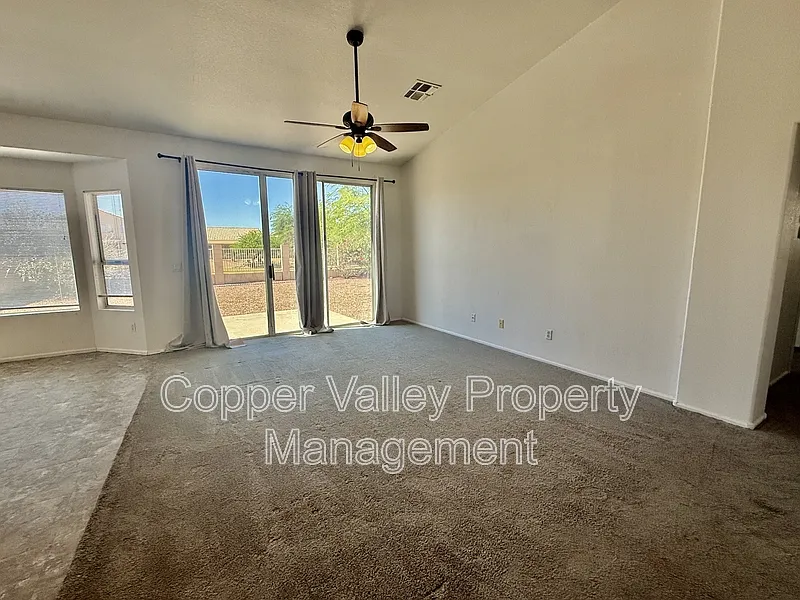 3 bed, 2.0 bath, 1941 sqft, $1,995 — Photo 3