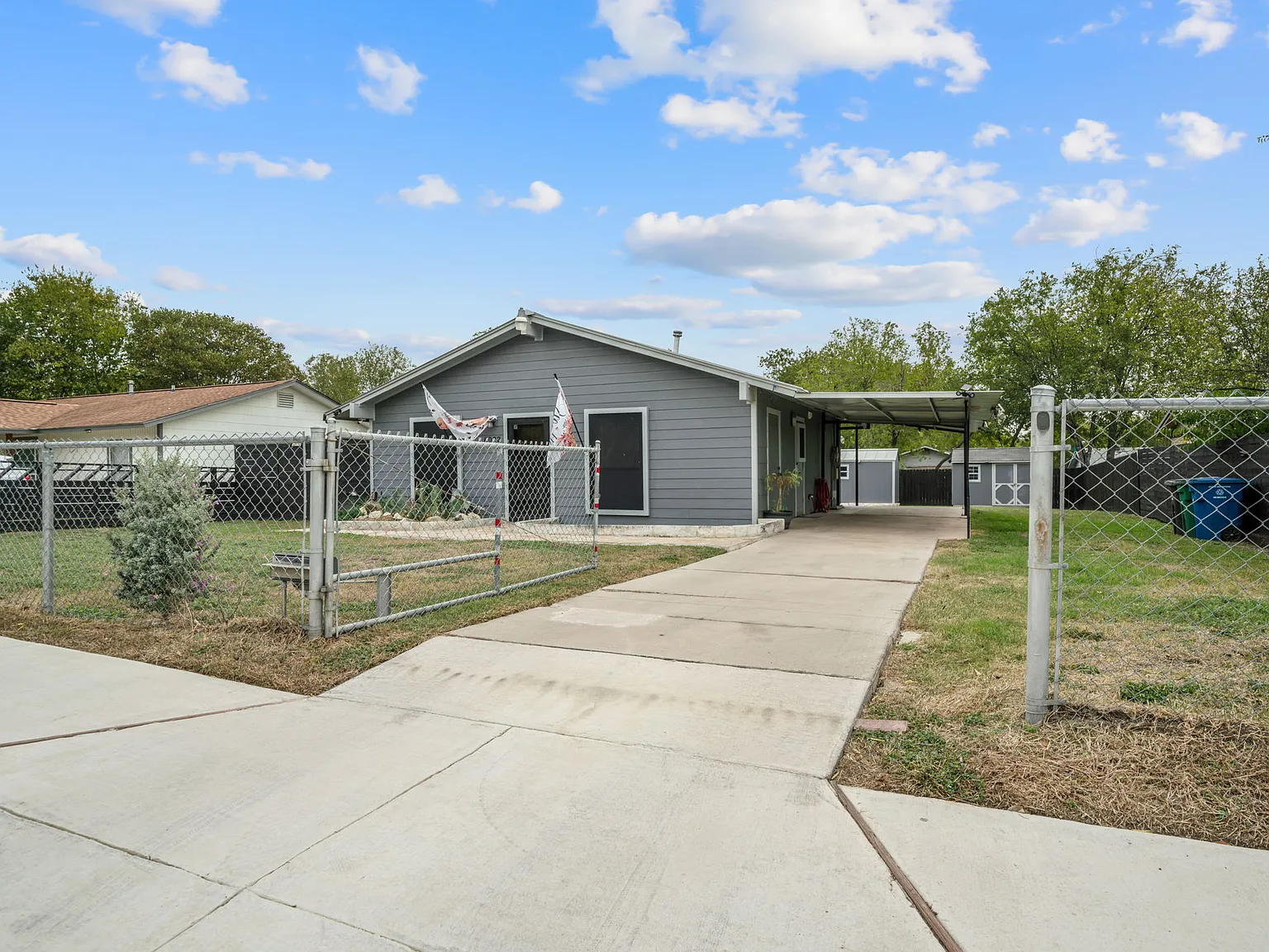 Charming 3-Bed Cottage with Fenced Yard & Carport in San Antonio $1,350/mo — Photo 2