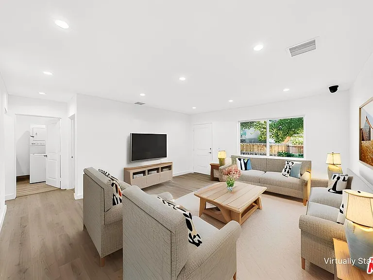 17623 Burbank Blvd — Photo 9