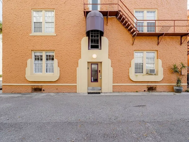 1727 Ringling Blvd — Photo 2