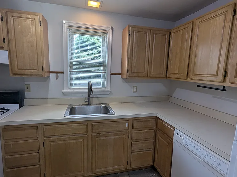 507 W Henry St — Photo 5