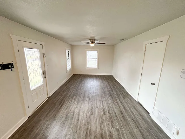 206 E 3rd St — Photo 6