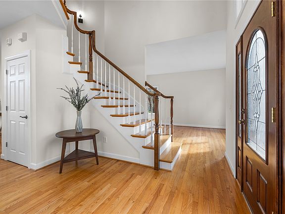 3rd image of 118 Pinnacle Pointe Dr