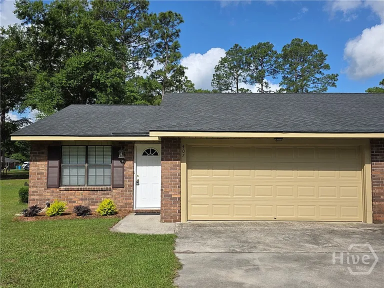 407 Savannah Ave — Photo 1