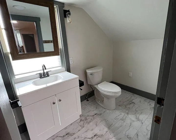 504 W 9th St — Photo 16