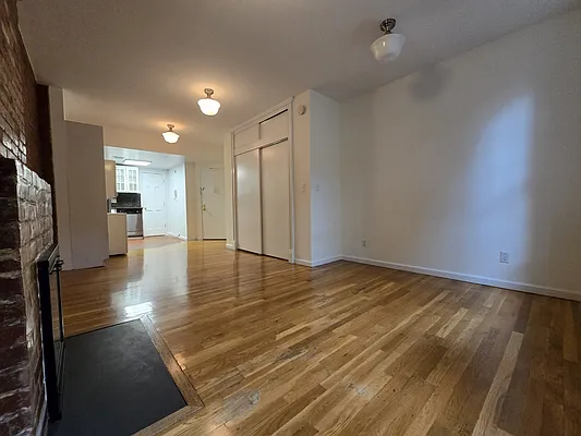 Rented by Plaza Real Estate Group | media 15