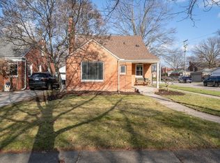 1952 Oxford Rd, Grosse Pointe Woods, MI 48236