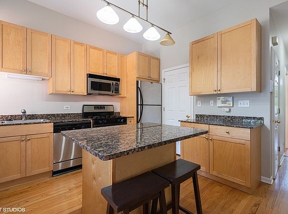 4th image of 320 W Evergreen Ave #2N