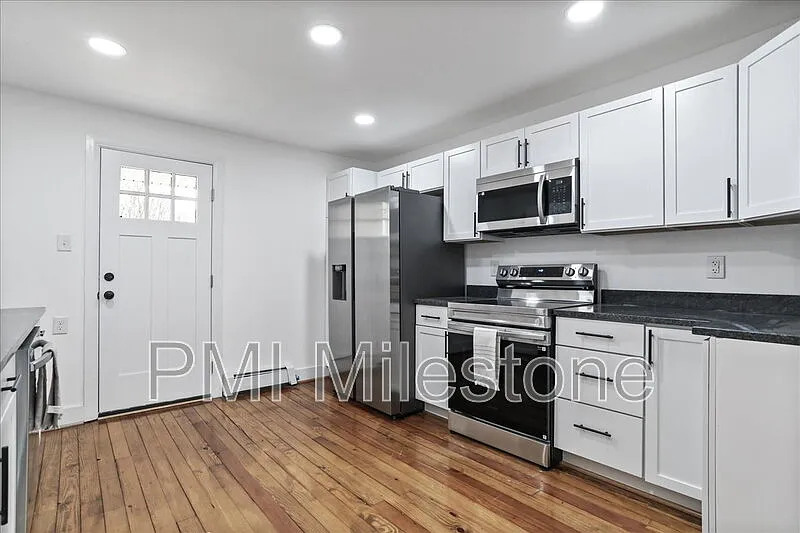 3 bed, 1.0 bath, 988 sqft, $1,050 — Photo 3