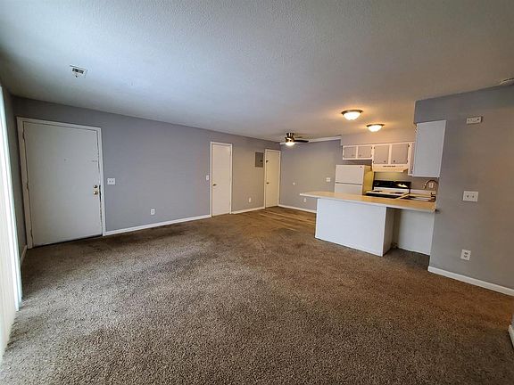 4th image of 304 Cedarwood St