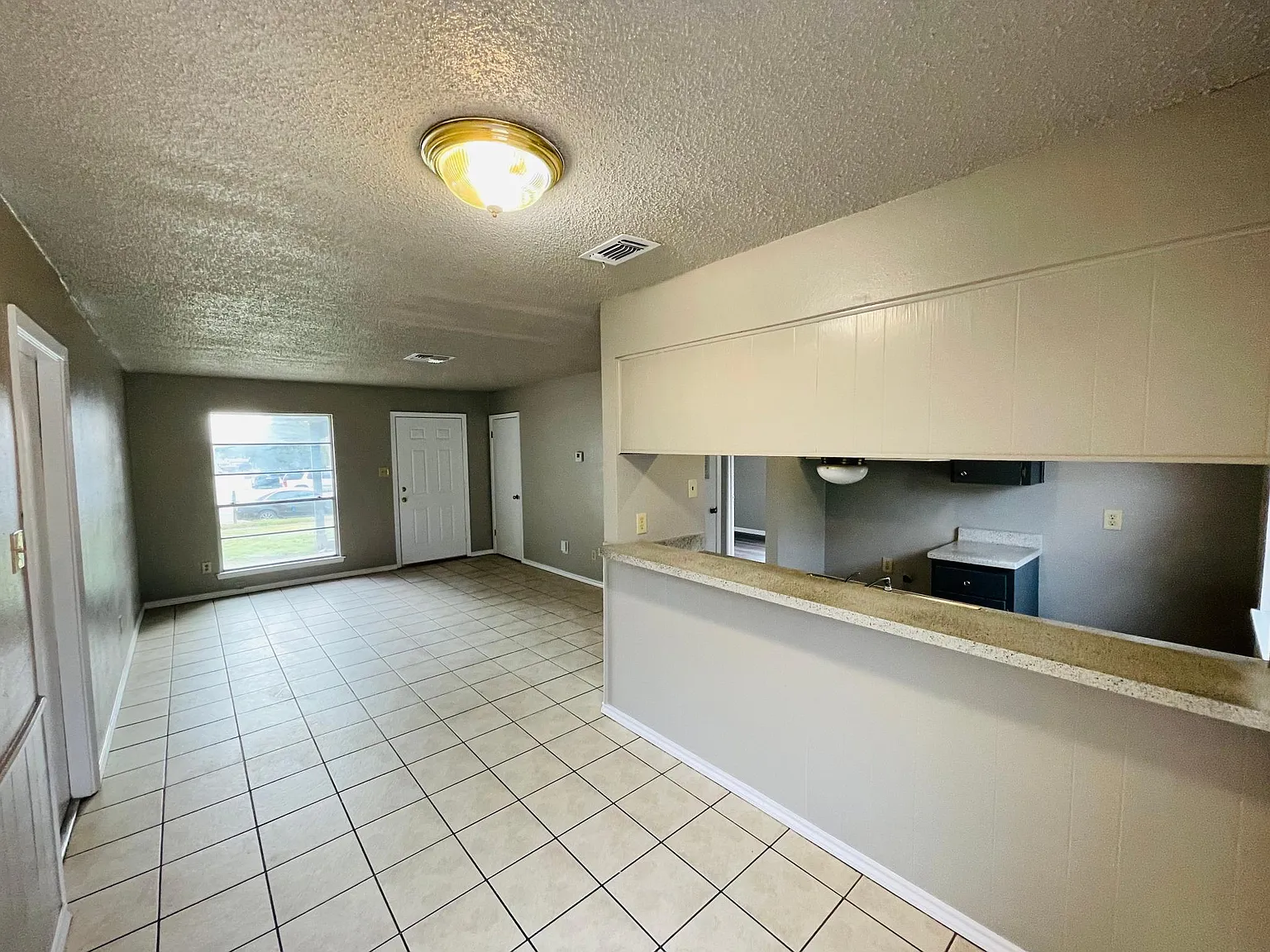 3 bed, 1.5 bath, 870 sqft, $1,250 — Photo 2