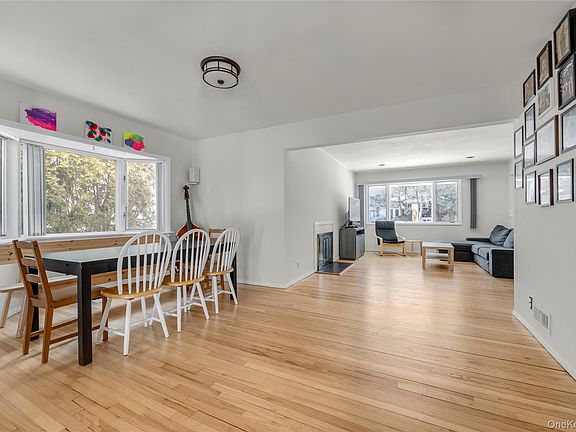 5th image of 34 Roxbury Road