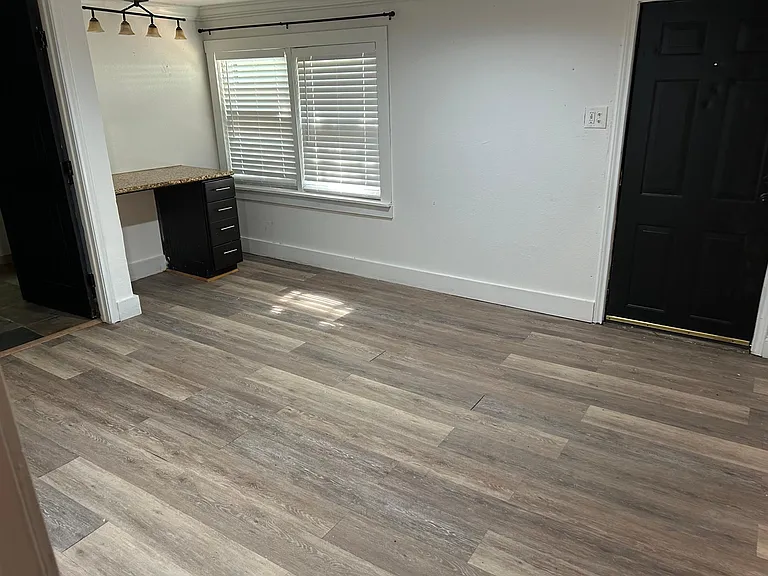 913 Longino St — Photo 10