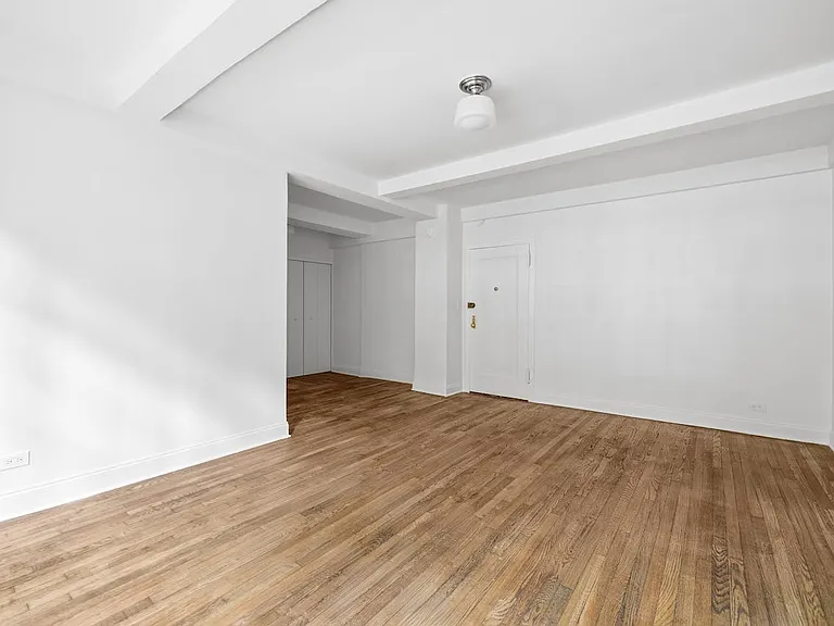 433 W 21st St #2B — Photo 4