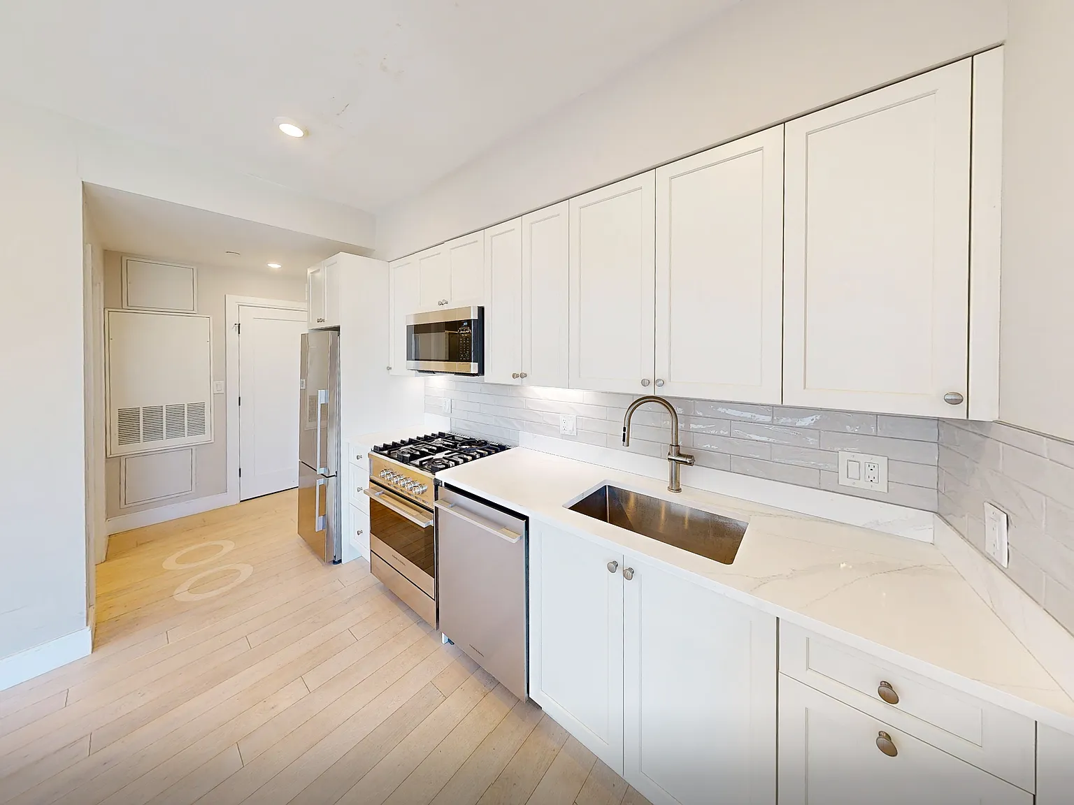 2 bed, 875 sqft, $3,100 — Photo 2