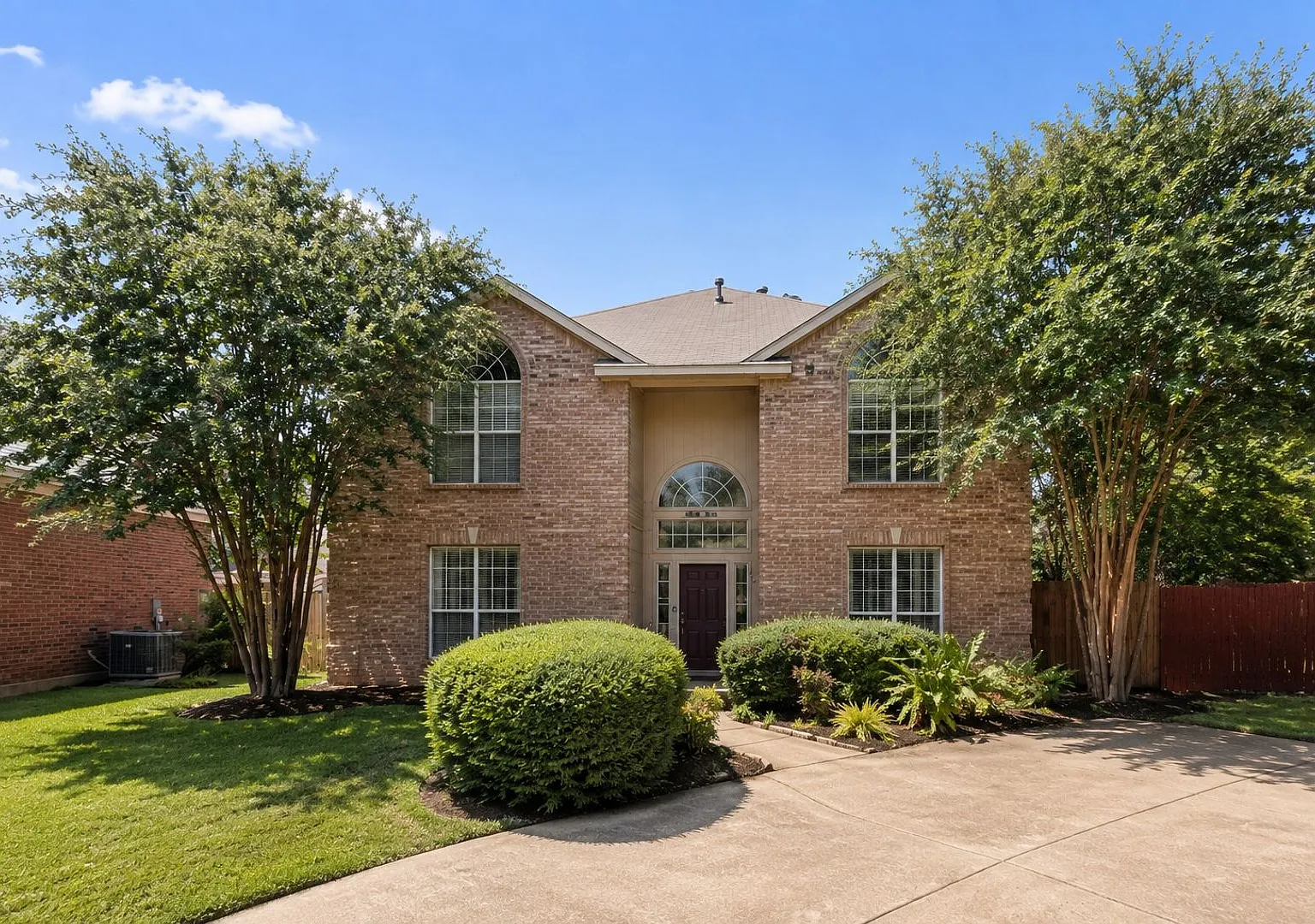 Beautiful Two-Story Home on a Corner Lot for Lease in Euless! — Photo 2