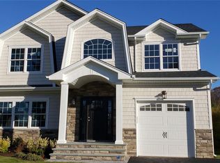 22 Underhill Ave, Syosset, NY 11791