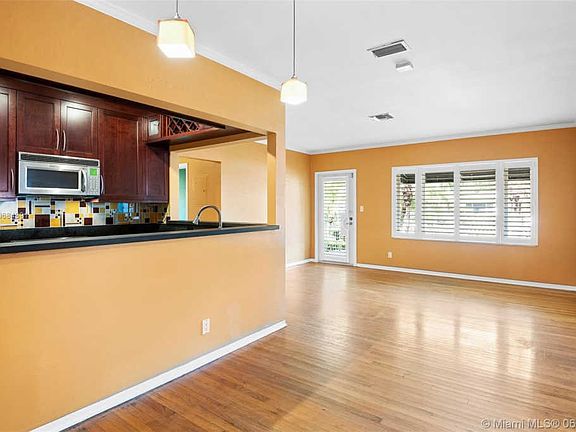 5th image of 1208 NE 12th Ave