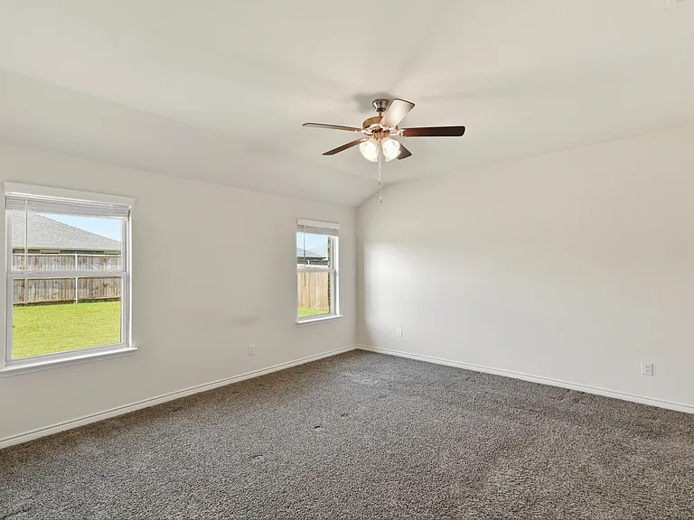 415 Boston Rd — Photo 13