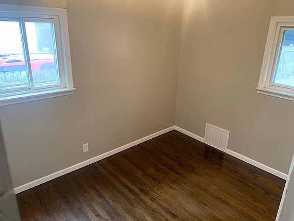 5th image of 23504 Beverly St