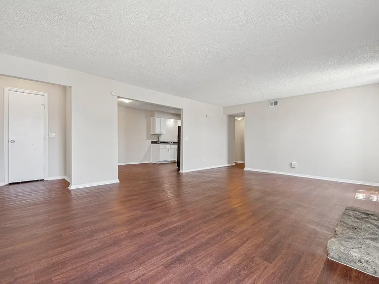 Wilshire Lofts and Townhomes — Photo 10