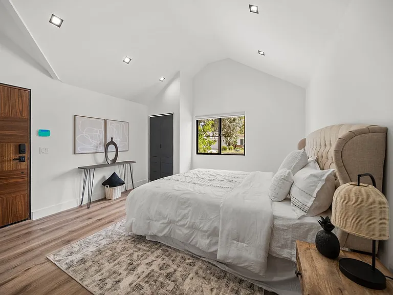 5109 Longridge Ave — Photo 18