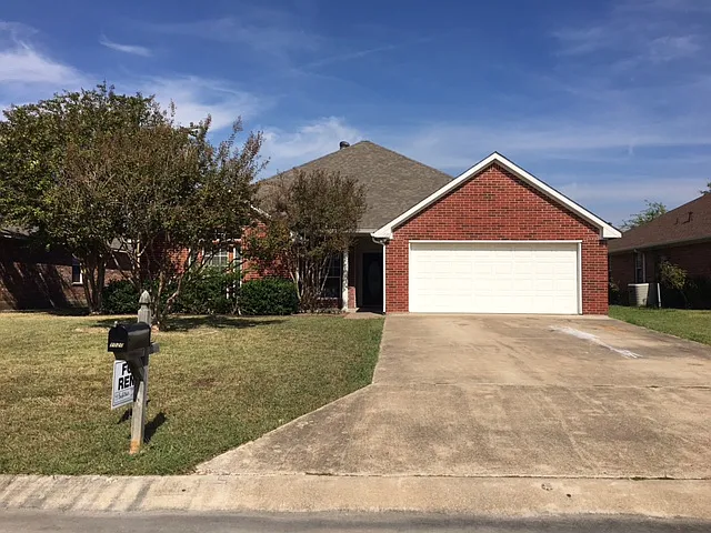 1020 Brookhaven Dr — Photo 1