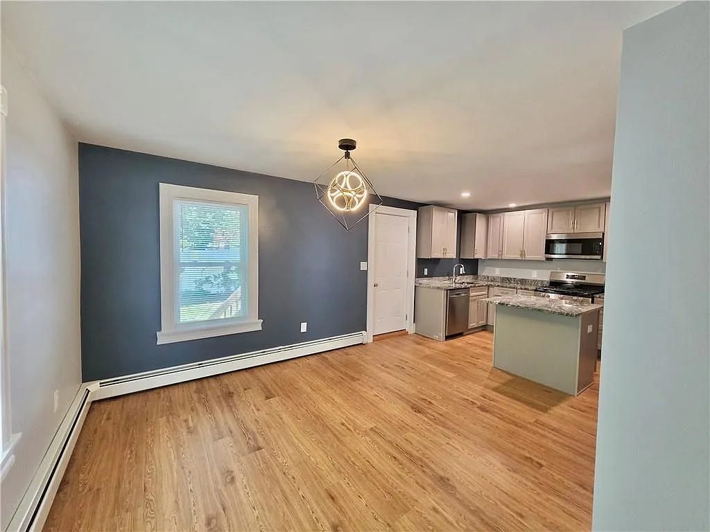 4 bed, 1.0 bath, 1300 sqft, $3,000 — Photo 2