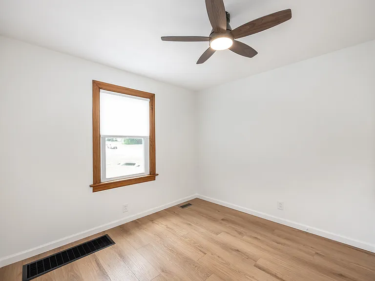 2702 E Main St — Photo 11