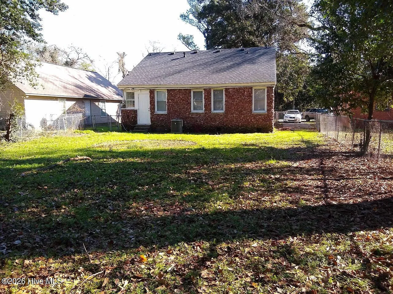 3 bed, 1.0 bath, 1281 sqft, $1,200 — Photo 4