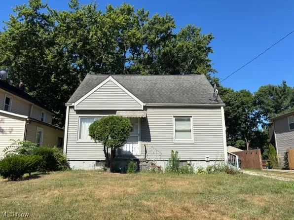 560 Massillon Rd, Akron, OH 44306