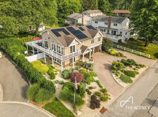50 Ships Point Ln, Oyster Bay, NY 11771