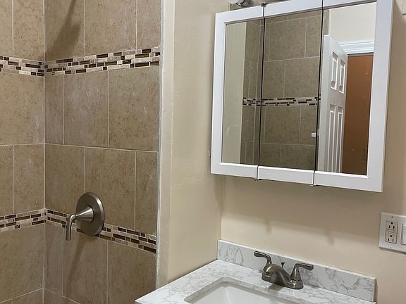 3rd image of 6853 S King Dr #1N